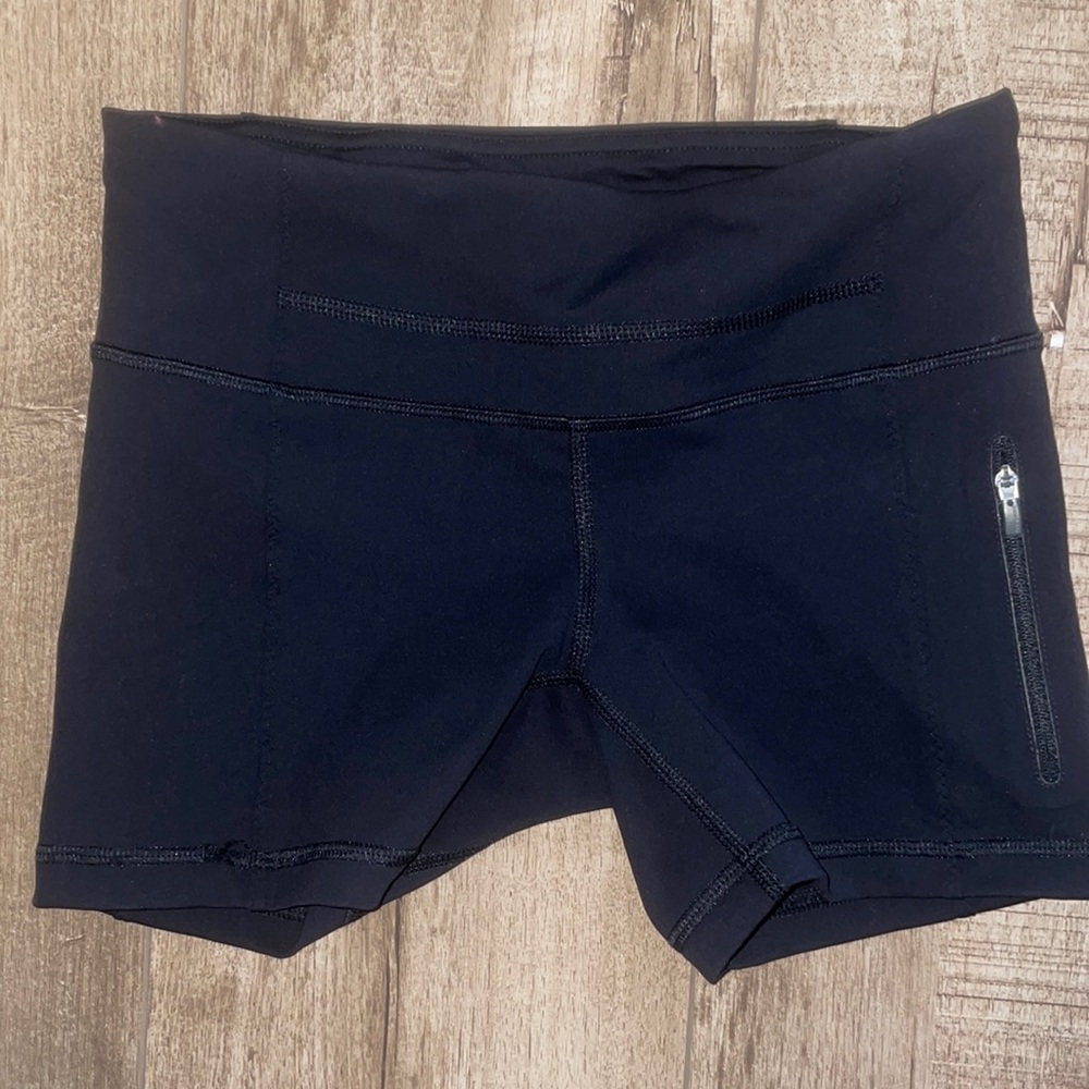 LULU LEMON SHORT SHORTS